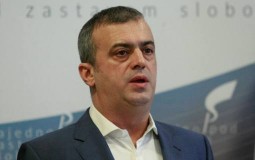 
					Sergej Trifunović predao pismo za poslanike SNS: Glasali ste protiv dece 
					
									