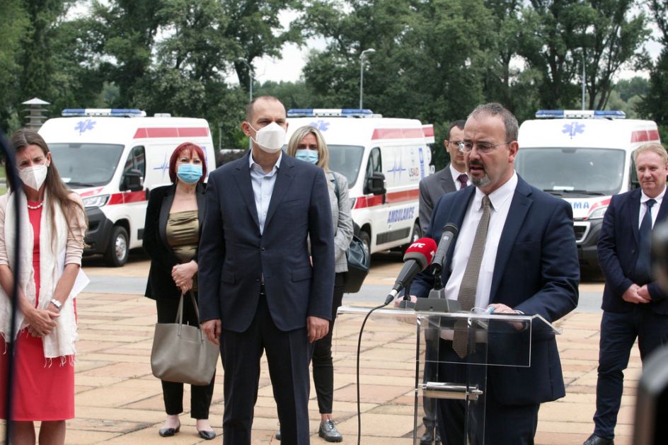 Šest ambulantnih vozila donacija SAD Srbiji