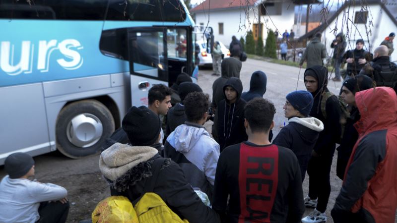 Šest autobusa sa migrantima stiglo u kasarnu u Blažuju