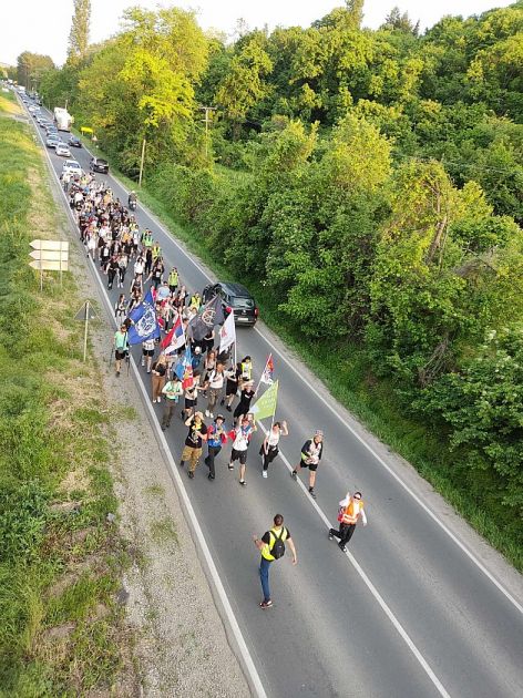 Šest meseci od tragedije na Železničkoj stanici: Novosađani dočekali pešake iz Pomoravlja, danas veliki protest