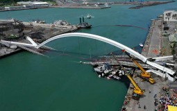 
					Šest žrtava posle rušenja mosta u tajvanskom zalivu 
					
									