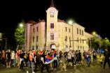 Šesti dan protesta u Nišu - mirna šetnja i toalet-papir ostavljen ispred Gradske kuće [foto] 
