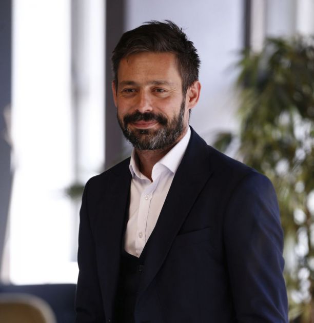Sestre Milana Vasića prave su lepotice, a jedna ga je na današnji dan učinila najsrećnijim FOTO