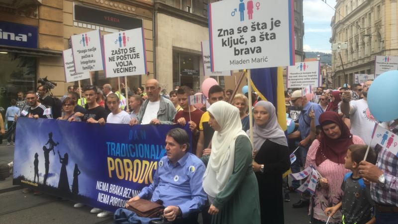 Šetnja Dan tradicionalne porodice u Sarajevu, u znak protesta zbog Povorke ponosa
