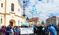 Šetnjom kroz centar Zrenjanina obeležen Svetski dan osoba sa autizmom