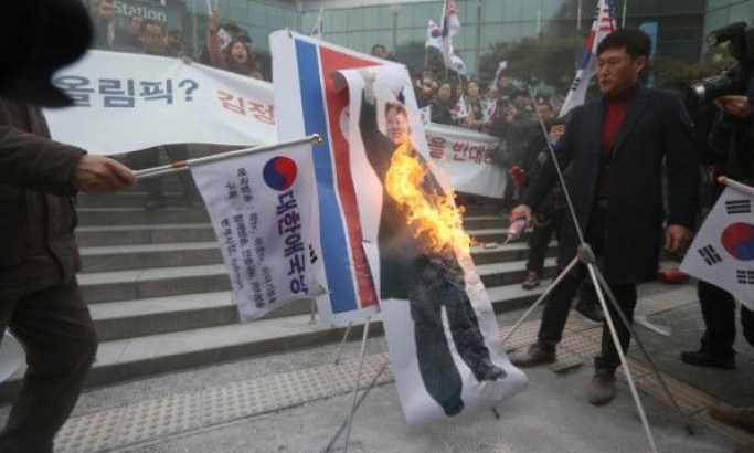 Seul: Zapaljene zastave Severne Koreje i slika Kim Džong Una