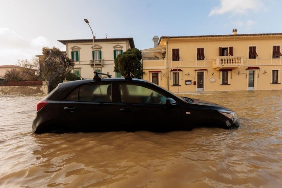 Sever Italije pogodile velike poplave, jedna osoba se vodi kao nestala u oblasti Koma