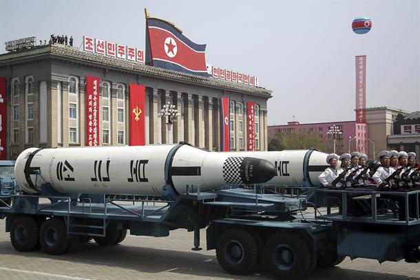 Severna Koreja na paradi pokazala drvene rakete
