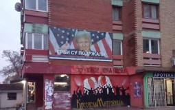 
					Severna Mitrovica: Bilbordi sa likom Trampa 
					
									