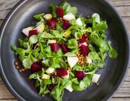 Sezonska salata sa sočivom, cveklom i kruškom!