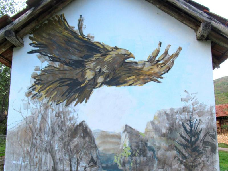 Simbol kanjona Jerme, suri orao, na muralu u selu Vlasi