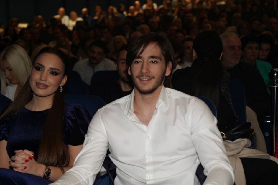 Sin Harisa Džinovića grli atraktivnu brinetu: Pogledajte kakav su par FOTO
