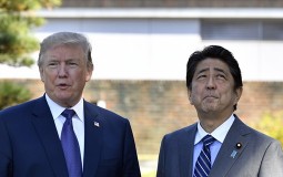 
					Šinzo Abe: Sa Trampom sam imao iskren i opušten razgovor tokom partije golfa 
					
									