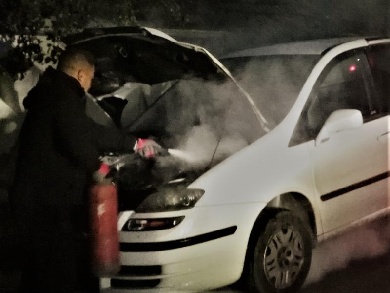 Šipkama napali vlasnika vranjskog kafića, pa zapalili auto u koji je pokušao da se sakrije