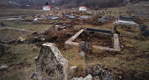 Šiptarski konji pasu i pogane staro srpsko groblje u Ljuboždi (FOTO)