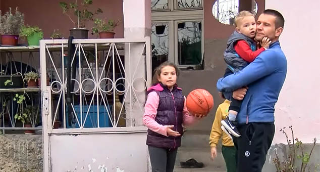 Šiptarsko  junaštvo - četvorica sa motkama na jednog Srbina, udarili njegovu majku (VIDEO)
