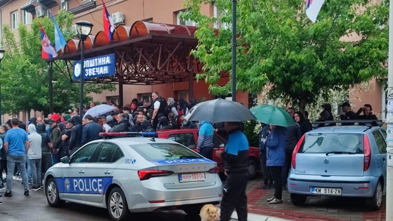 Policija Kosova i gradonačelnici ušli u zgrade opština na sjeveru, Srbija podigla borbenu gotovost