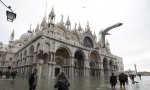 Sirene za uzbunu u Veneciji: Voda sve više nadire, stiže vrh poplavnog talasa