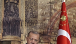 Sirija kaže da joj Turska srušila dva borbena aviona, migranti navaljuju na granicu EU