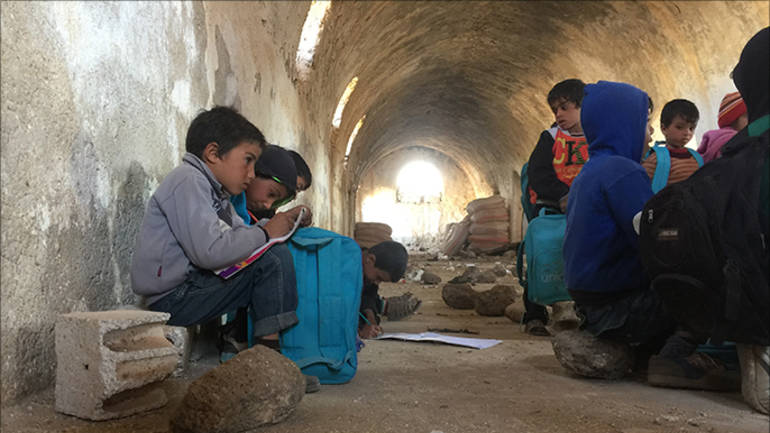 Sirijska djeca se školuju u skladištu stočne hrane