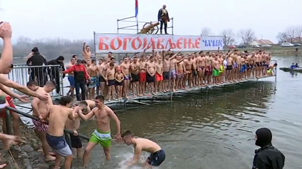 Ni led nije prepreka – širom Srbije plivalo se za Časni krst