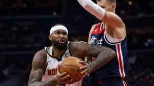Skandal bivše NBA zvezde: Prostački gestikulirao ka publici, a onda su se navijači revanširali pivom (VIDEO)