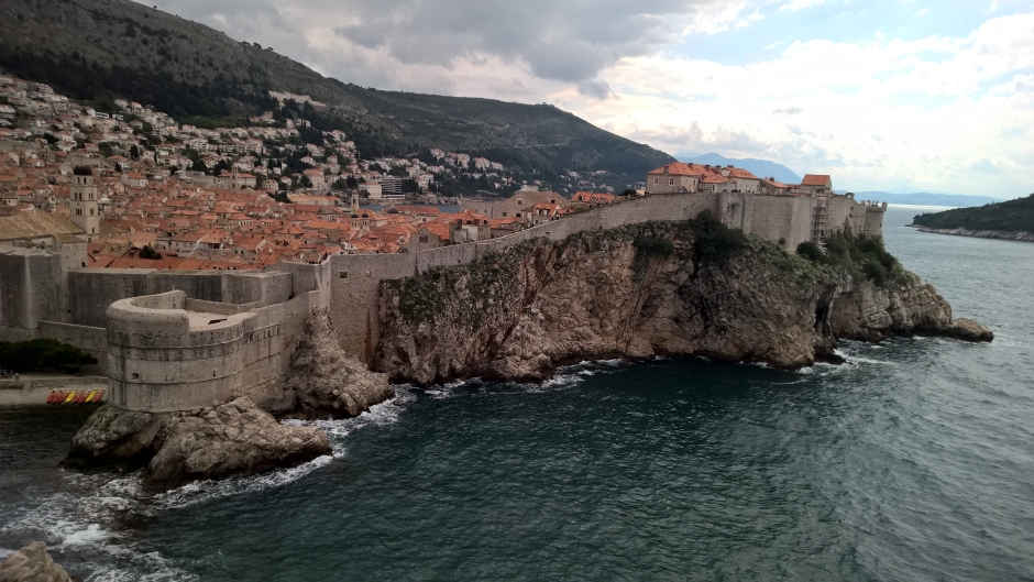 Skandal u Dubrovniku: Kukasti krst nasred terena