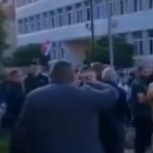 Skandal u Kosjeriću u režiji blokadera: Fizički napad na građane, stranačke prostorije i zgradu opštine (VIDEO)