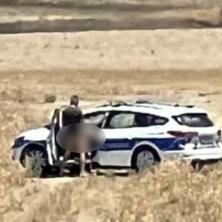 Skandalozno ponašanje: Policajac i policajka na dužnosti snimljeni kako imaju intimne odnose u službenom vozilo (VIDEO)