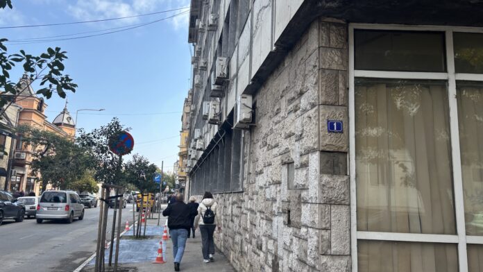 Skela uklonjena, problem ostao: Većnik tvrdi da Nišlije prolaze pored nebezbedne zgrade