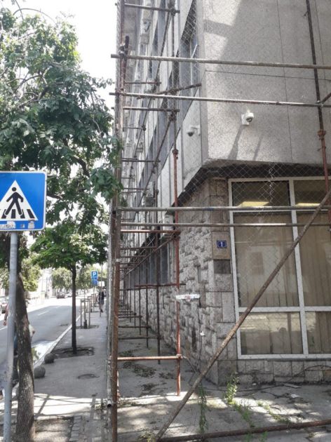 Skele kod PIO fonda odlaze u istoriju – Opština Medijana naložila demontažu