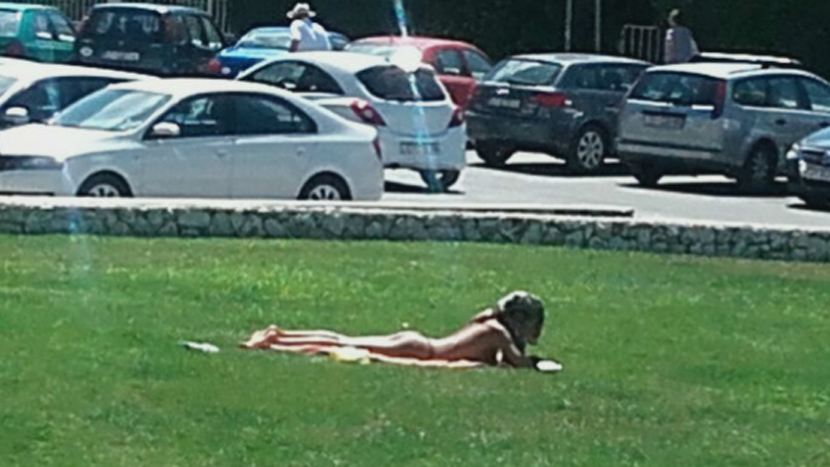 Skinula se samo u tange i legla na travnjak da se sunča usred Splita (FOTO)