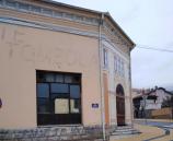 Skinuta cerada sa zgrade pored Pozorišta u Vranju, nakon performansa lidera Dveri