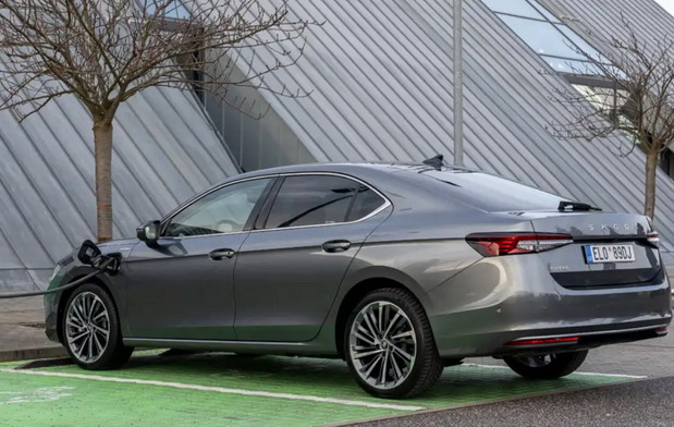 Škoda Superb limuzina dobija plug-in hibridni pogonski sklop snage 272 KS