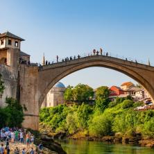 Skok sa Starog mosta bez obuke može da ima fatalne posledice: Telo Kineza još uvek nije pronađeno, a ovako se odigrao tragičan događaj