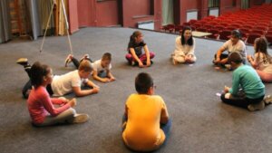 Školarci prikupljali novac za seosko pozorište, a ovog petka igra se predstava „Šašava pesma“: Koji je značaj ove akcije?