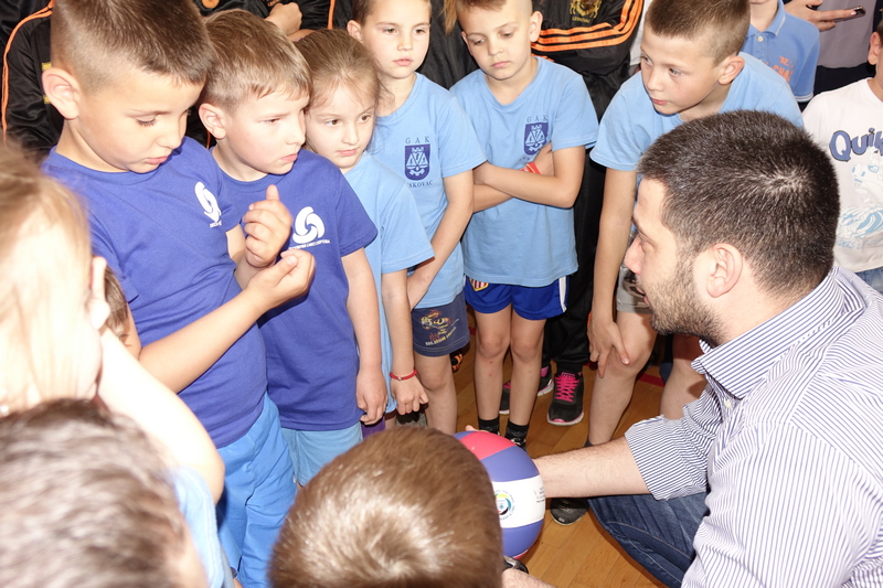 Školi „Petar Tasić“ savremena sportska oprema od ministra Udovičića