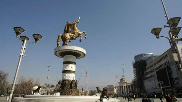 Skoplje, oštećene table na spomenicima Filipu i Aleksandru Makedonskom