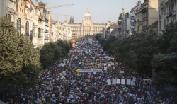 Skoro 120.000 Čeha traži u Pragu ostavku premijera i nove ministarke
