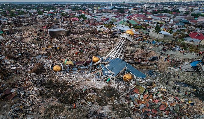 Skoro 2.000 žrtava razornog zemljotresa i cunamija u Indoneziji
