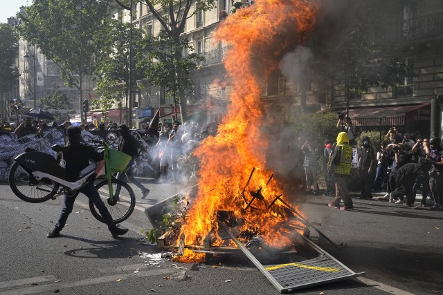 Skoro milion ljudi na ulicama: Neredi, požari i hapšenja FOTO