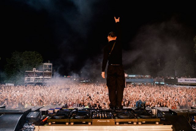 Skrillex otvorio nastup na Exitu pesmom Zvižduk u 8, iznenadio desetine hiljada fanova