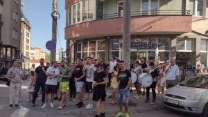Skup podrške privedenom kragujevačkom maturantu Lazaru Klačaru ispred policijske stanice