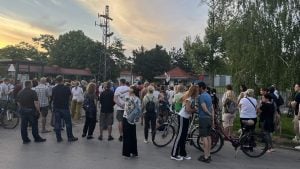 Skup podrške uhapšenim novosadskim aktivistima ispred zatvora na Klisi