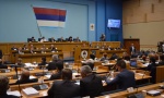 Skupština RS odlučuje o ukidanju izveštaja o Srebrenici