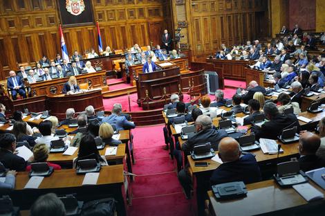 Skupština Srbije sutra o zakonima iz oblasti obrazovanja: Obuka i licenciranje za direktore, novčane kazne, žalbe...