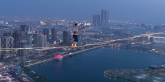 Sledićete se od pogleda: Sportista šetao po žici između dva tornja na visini od 195 metara VIDEO