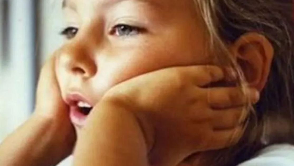 Slika i prilika svojih uspešnih roditelja: Devojčica sa slike danas je velika glumačka zvezda, prepoznajete li je?