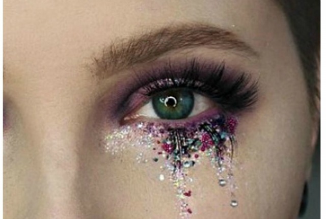 Šljokičaste suze – novi trend koji je osvojio društvene mreže