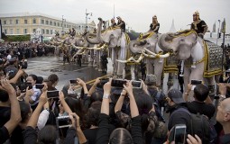 
					Slonovi na Tajlandu kleknuli tokom ispraćaja kralja 
					
									